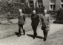 97865 Afbeelding van A.A. Mussert, leider van de Nationaal Socialistische Beweging (N.S.B.) samen met A. Hühnlein ...